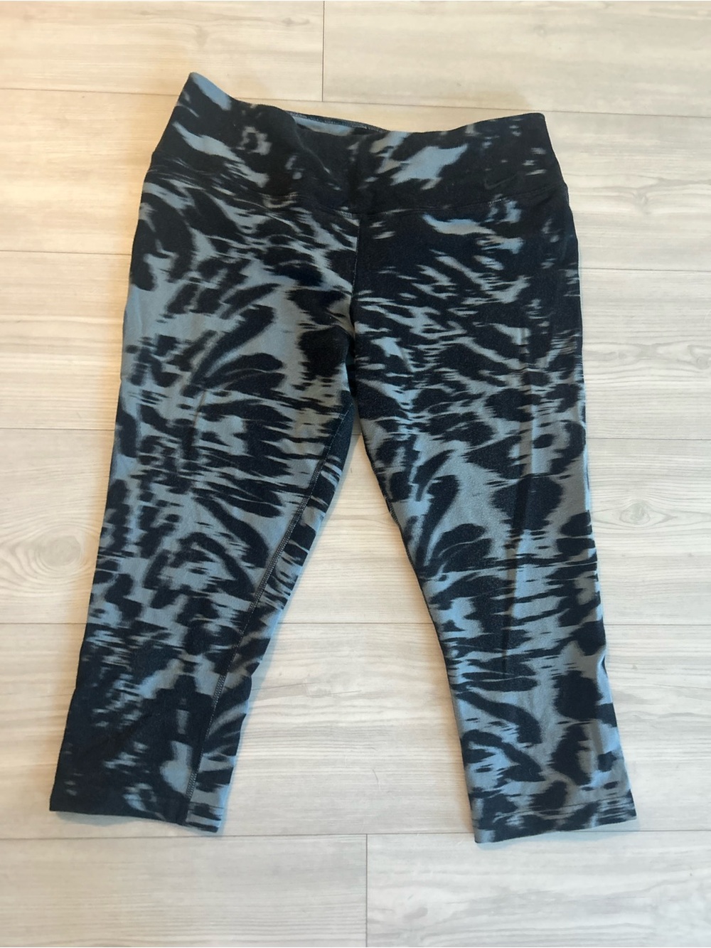 Nike Black and Gray Patterned Capri Leggings